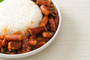 Ojing-O-Bokeum - Kore baharatlı pirinç kaseli ahtapot veya kızarmış kalamar - Kore yemeği tarzı