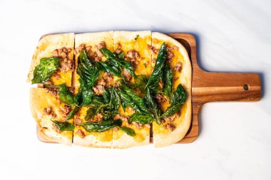 Tahtada fesleğenli pizza ve kıymalı turta.