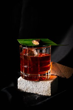 Kokteyl - karıştırılmış burbon muz, campari, tatlı vermut, acı muz, koyu arkaplanda acı angortura.