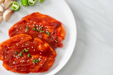 Kore usulü ızgara için baharatlı Kore ezmesiyle marine edilmiş domuz eti ya da taze domuz eti.