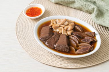 Kahverengi çorbada pişirilmiş ördek sakatatı. Asya yemeği tarzı.