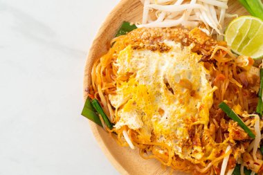 Pad Thai - Tayland usulü kızarmış erişte ve yumurta - Asya usulü