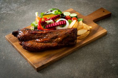 Izgara domuz pirzolası ve sebze.