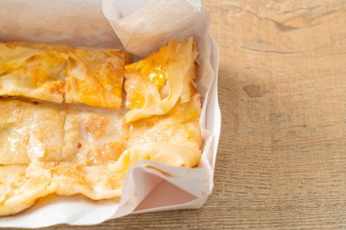 Yumurtalı kızarmış roti ve yoğunlaştırılmış süt.