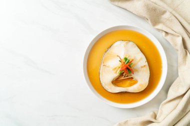 Soya soslu haşlanmış morina balığı ya da buğulanmış kar balığı ya da soya soslu Şili Bası.