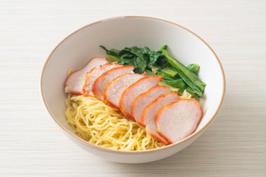 Barbekü Kırmızı Domuz Eriştesi Çorbalı - Asya usulü