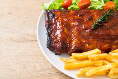 Barbekü soslu ızgara pirzola ve domuz pirzolası.