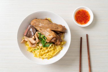 Yumurtalı erişte, kurutulmuş ördekle servis edilir. Asya usulü.