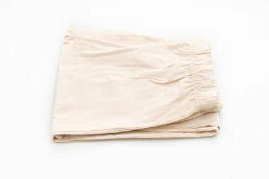 beyaz arkaplanda izole edilmiş bej pantolon katlaması