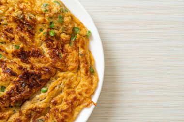 Uzun fasulyeli omlet ya da bezelye - ev yapımı yemek tarzı.