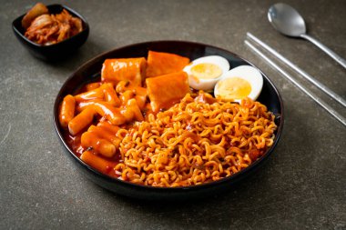 Kore usulü hazır erişte, pirinç keki, balık köftesi ve haşlanmış yumurta, Rabokki, Kore usulü.