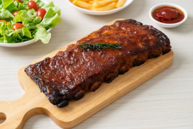 Barbekü soslu ızgara pirzola ve domuz pirzolası.