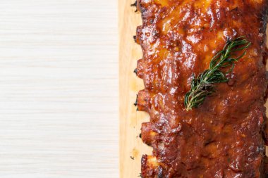 Barbekü soslu ızgara pirzola ve domuz pirzolası.