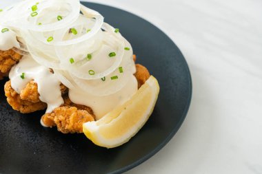 Kore usulü kremalı soğan soslu kar soğanı tavuğu ya da kızarmış tavuk.