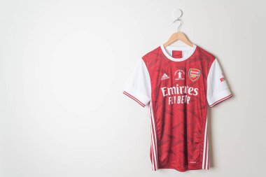Bangkok, Tayland - 18 Ocak 2022 Arsenal gömlekli ev forması Sezon 2020-2021 Duvarda asılı