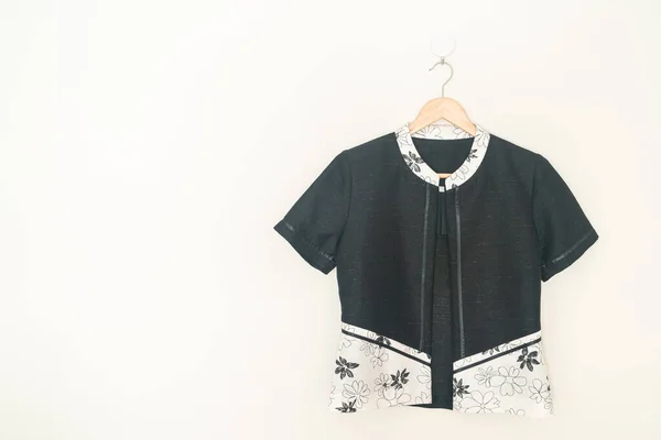 Mooie Vrouw Shirt Opknoping Met Houten Hanger Aan Muur — Stockfoto
