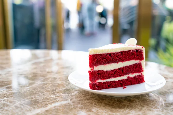 Red Velvet Cake Piring Putih — Stok Foto