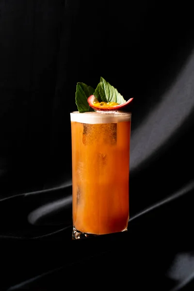 Cocktail Tequila Mit Basilikum Passionsfrucht Und Zimt Limette Und Mango — Stockfoto