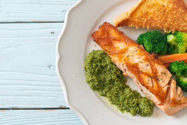 Pesto soslu ve sebzeli ızgara somon bifteği.