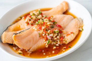 Yuzu Ponzu soslu haşlanmış alabalık veya somon balığı.