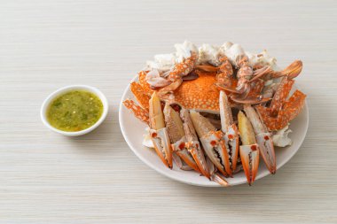 Baharatlı deniz ürünleri soslu haşlanmış mavi yengeç. Deniz ürünleri tarzı.