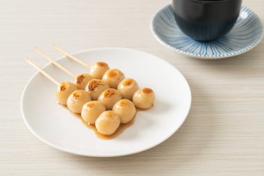 Mitarashi dango. Japon usulü soya soslu hamur tatlısı.
