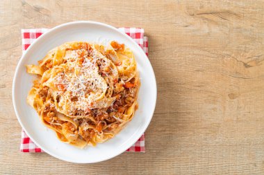 İtalyan usulü peynirli ev yapımı fettuccine bolonez.