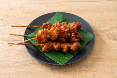 Izgara tavuk şişi, Asya sokak yemeği tarzı.