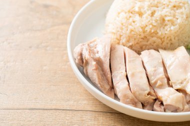 Tavuklu pilav ya da tavuk çorbası ile buğulanmış pirinç - Asya yemeği tarzı.