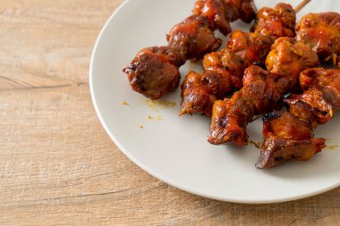 Izakaya usulü ızgara tavuk şiş yakitori servis edilir. Asya usulü.