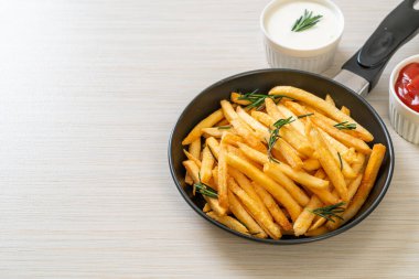 Patates kızartması ya da ekşi krema ve ketçaplı patates cipsi.