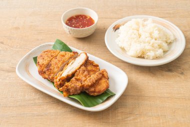 Yapışkan pirinç ve baharatlı tatlı soslu kızarmış tavuk.