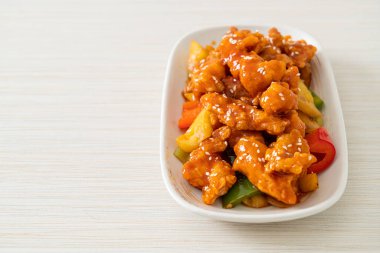 Kore usulü tatlı ve ekşi soslu kızarmış tavuk.