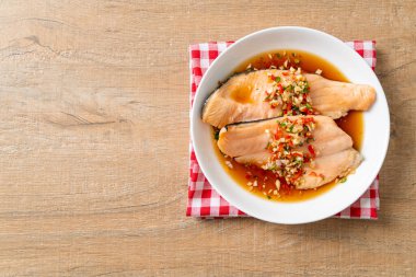 Yuzu Ponzu soslu haşlanmış alabalık veya somon balığı.