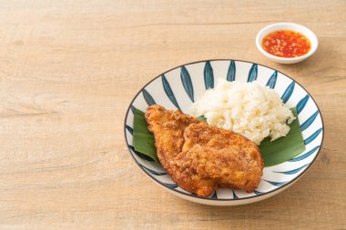 Yapışkan pirinç ve baharatlı tatlı soslu kızarmış tavuk.