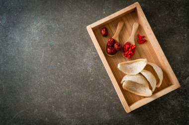Taze yenebilir kuş yuvası ya da kırlangıç yuvası hammadde mutfağı sağlıklı yiyecekler için pahalı yiyecekler..