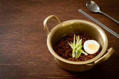 Kore fasulye soslu Anında Erişte salatalık ve haşlanmış yumurta (Jajangmyeon veya Jjajangmyeon) - Kore yemek tarzı