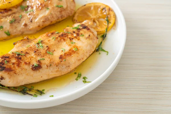 Grilled Chicken Butter Lemon Garlic White Plate — Stock Photo, Image