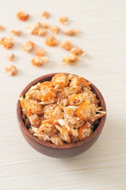 Kurutulmuş karides ya da kase içinde kurutulmuş tuzlanmış karides.