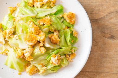 Ev yapımı kızarmış lahana ve tabakta yumurta.