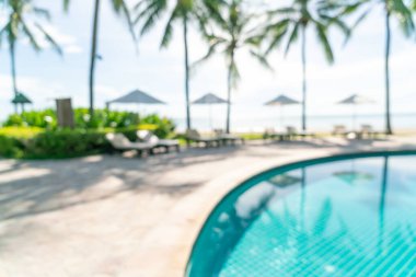 Lüks otel tatil beldesinde yüzme havuzu etrafında soyut bulanık yatak havuzu - tatil konsepti