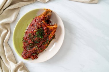 Tayland usulü kızarmış balık ve kırmızı biber sosu. Asya usulü.