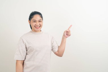 Beyaz arka planda el işaretli Asyalı kadın portresi