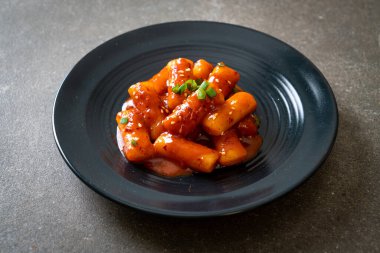 Baharatlı soslu Kore pirinç keki çubuğu (Tteokbokki) - Kore yemeği tarzı