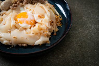 Kurutulmuş baharatlı erişte, kıymalı domuz eti, köfte ve yumurta Asya usulü.