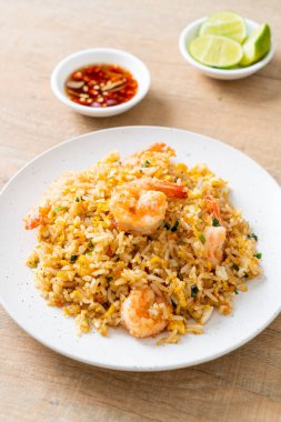 Tayland usulü ev yapımı kızarmış karides. Asya usulü.