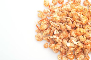 Beyaz arka planda izole edilmiş kurutulmuş karides veya kurutulmuş tuzlu karides.