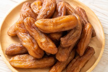 Tahta tabakta kurutulmuş muz.