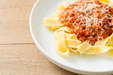 İtalyan usulü parmesan peynirli domuz bolonez fettucine makarna.