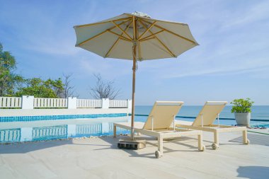 Deniz manzaralı yüzme havuzu etrafında boş yatak havuzu - tatiller ve tatil kavramı